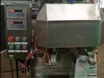 1kg小袋物料螺旋敞口包装视频